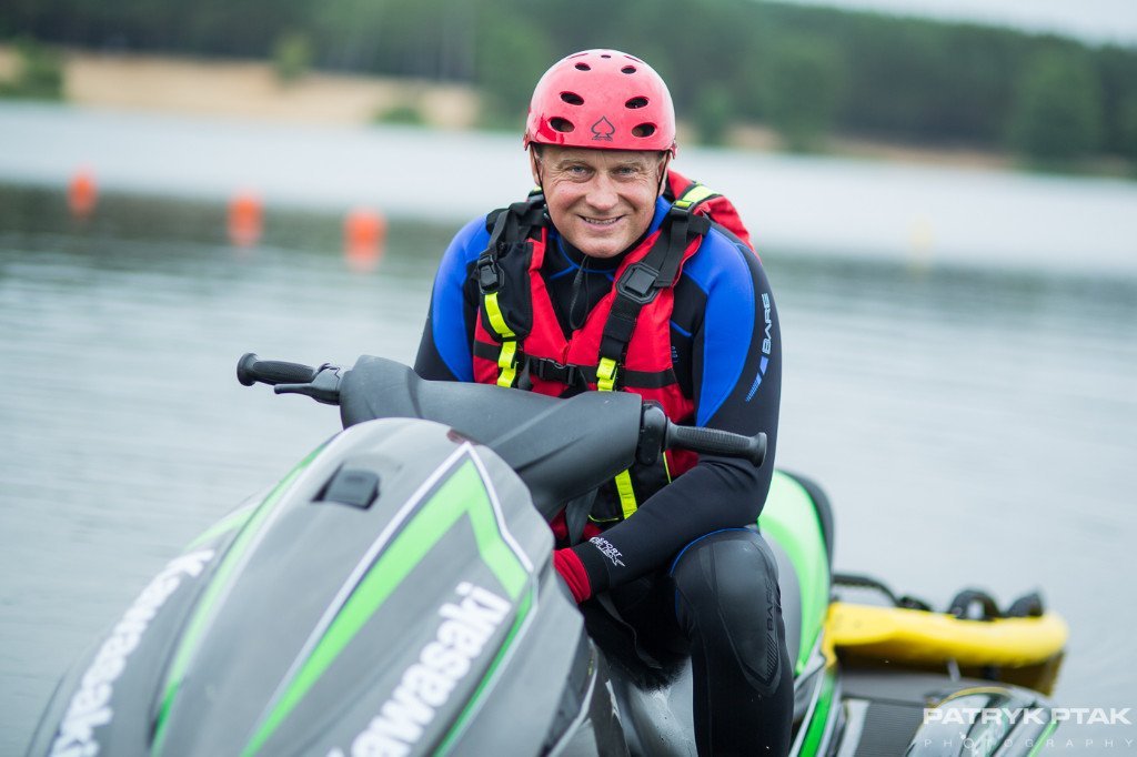 Piotr Molasy PREZES  Magister wychowania fizycznego AWF w Katowicach, Trener II klasy pŚywanie AWF w Katowicach, Instruktor WOPR nr 877 oraz Ratownictwa Wodnego, Instruktor PŚetwonurkowania M1+ KDP/CMAS, Instruktor Sportów Motorowodnych oraz PZMWiNW, Morski Sternik Motorowodny, MŚodszy Instruktor Żeglarstwa, Jachtowy Sternik Morski, Instruktor Kajakarstwa, Instruktor BLS/AED, Instruktor Pierwszej Pomocy PCK, Kwalifikowana Pierwsza Pomoc, Operator K38, Koordynator projektu edukacyjnego Bezpieczna woda / Bezpieczny lód.  piotr.molasy@swietokrzyskiewopr.eu  607 753 756